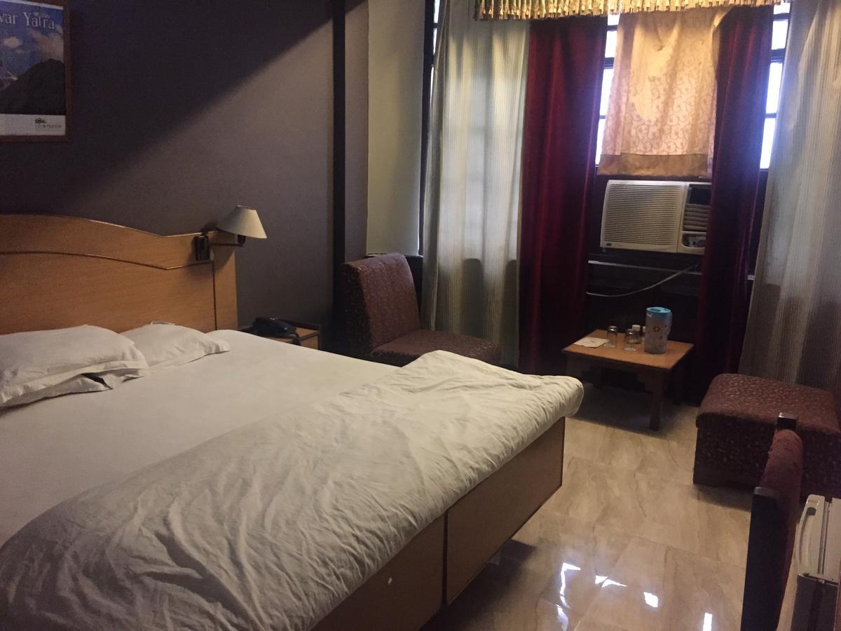 Hotel Atithi Dehradun Eksteriør billede